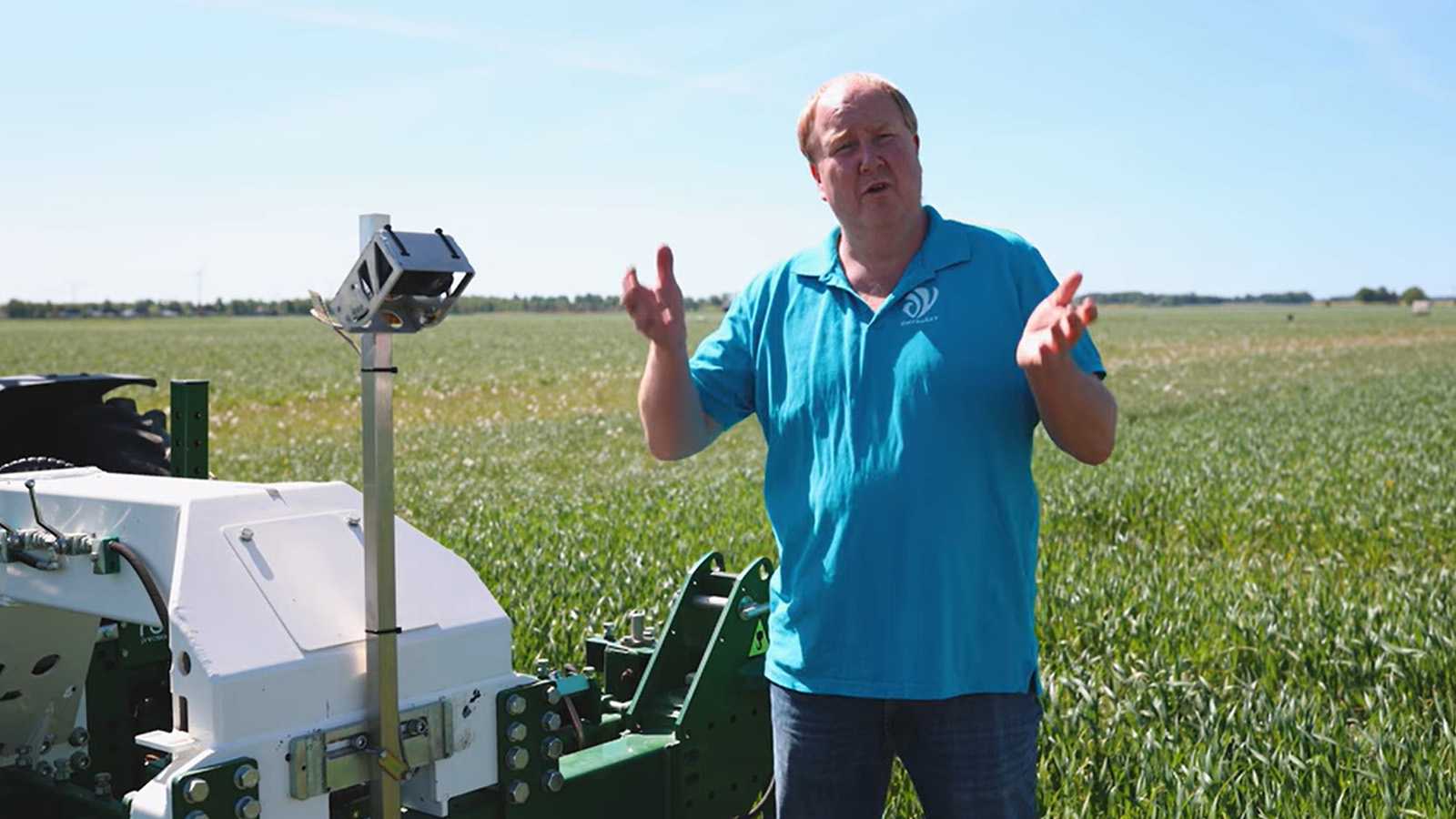 Person står framför en Garford radhacka. På bilden syns radhackans kamera.