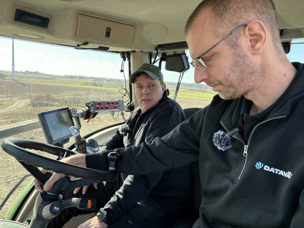 Tv&aring; m&auml;n i en traktorhytt