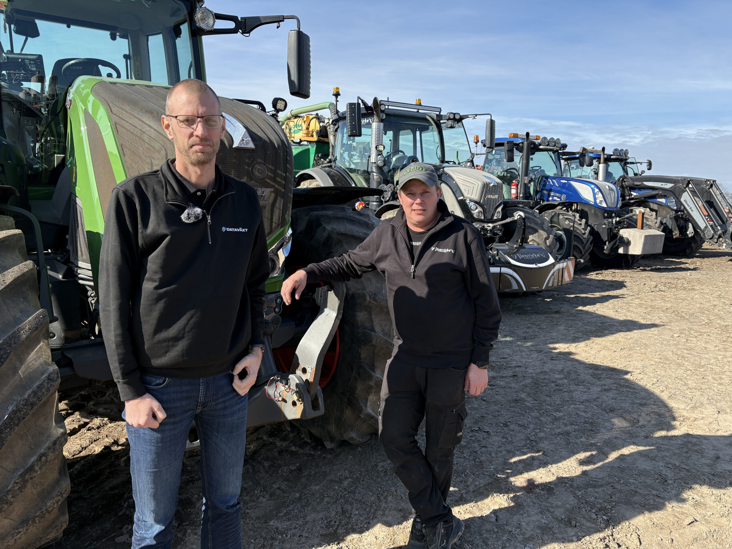 Tv&aring; m&auml;n framf&ouml;r en rad av traktorer