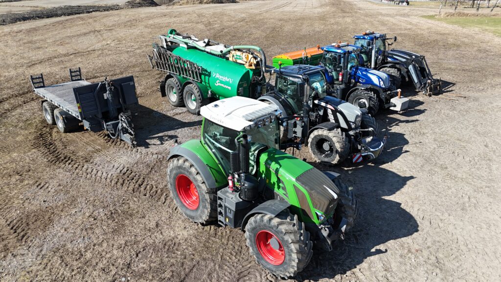 Traktorer p&aring; rad.