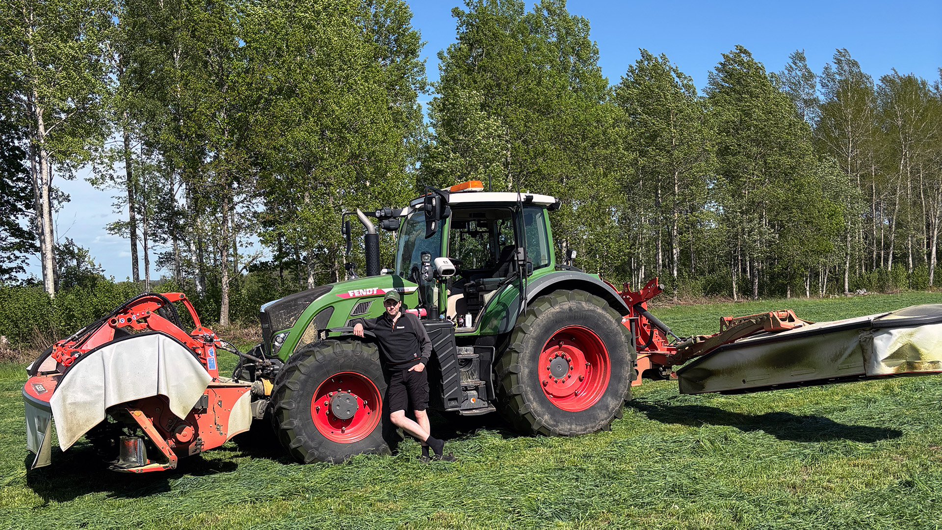 En man framf&ouml;r ekipage med traktor och sl&aring;tterkrossar.